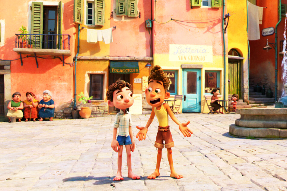 Luca (l.) und Alberto erkunden das Dorf an der italienischen Riviera neugierig.