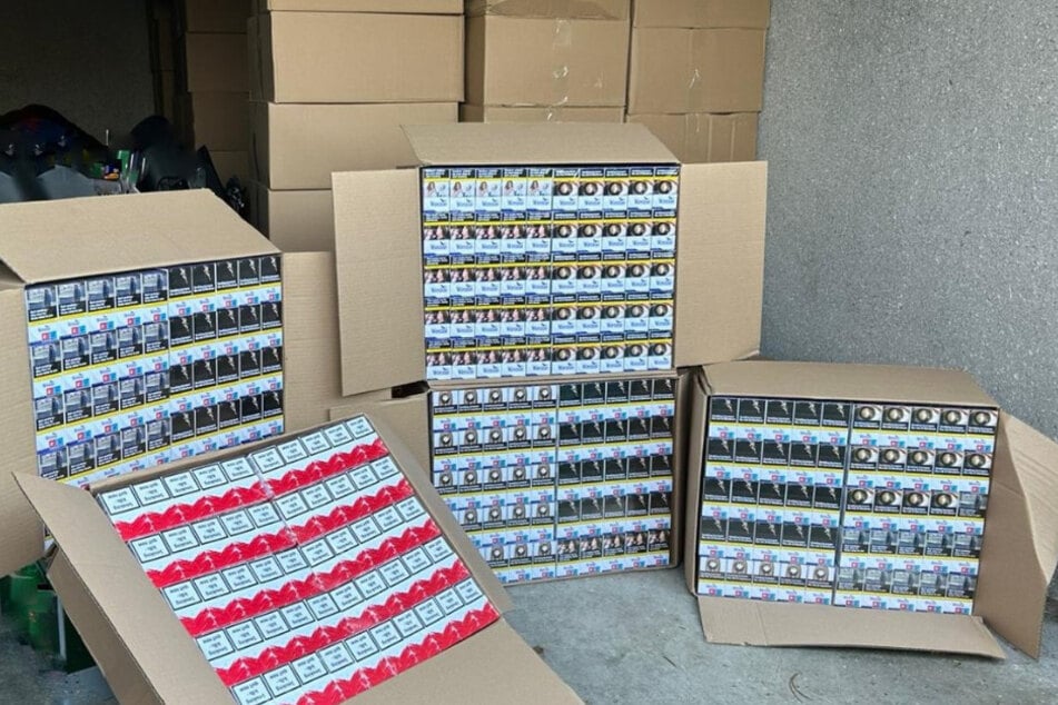Verpackt waren die Zigaretten unter anderem in handelsüblichen Kartons.