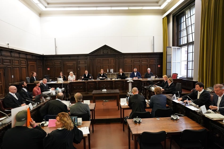 Die Teilnehmenden sind im Sitzungssaal im Strafjustizgebäude während des Prozesses wegen mutmaßlicher Kindesentführung.