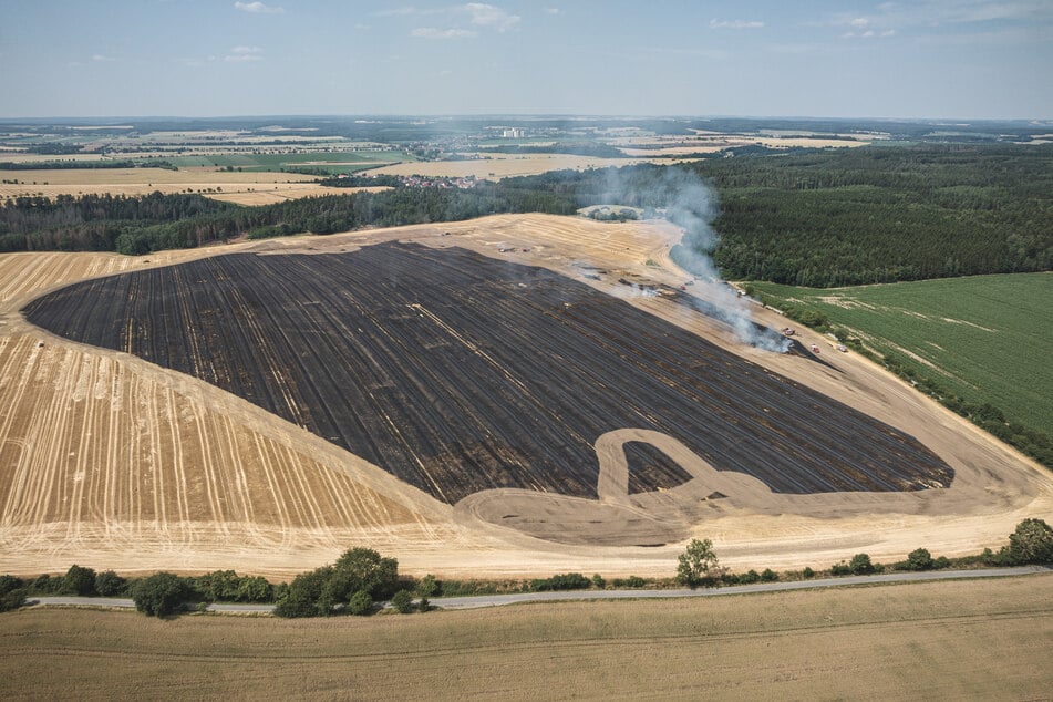 In Auma-Weidatal wurde am Samstagnachmittag ein Feld durch einen heftigen Brand zerstört.