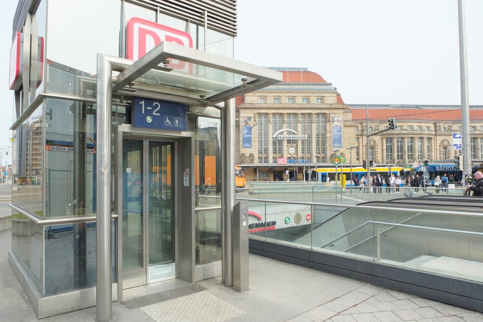 Eine Alternative ist der Fahrstuhl, der direkt zum Willy-Brandt-Platz führt.