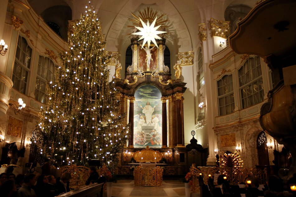 Ein geschmückter Tannenbaum steht bei einer Krippenandacht im Hamburger Michel.
