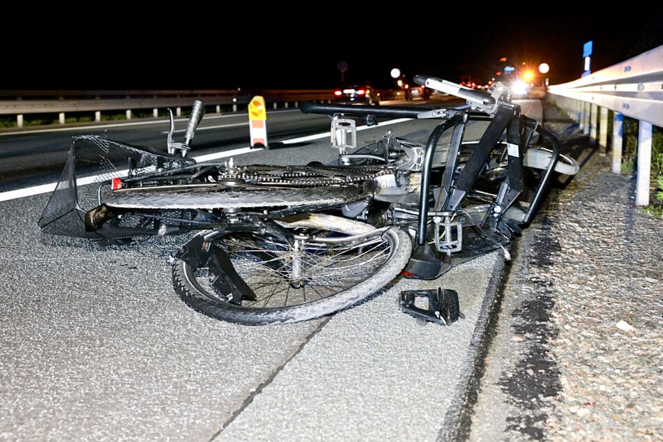 Der Fahrradträger löste sich und krachte auf die Autobahn.