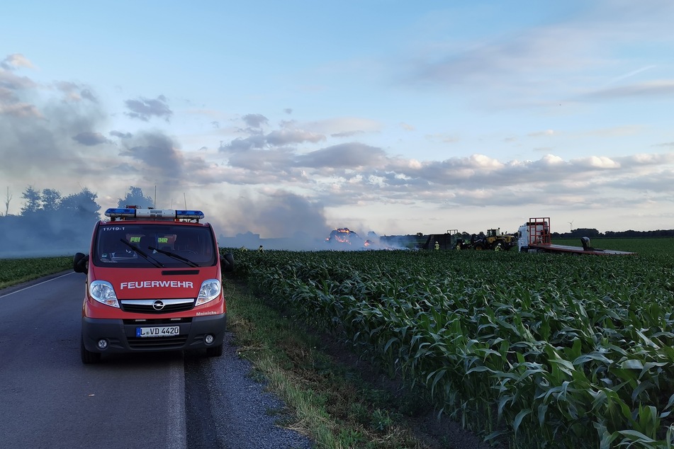In Markranstädt sind am Dienstag zahlreiche Strohballen in Flammen aufgegangen.
