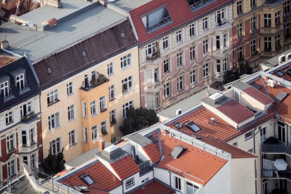Wohnhäuser in Berlin-Mitte, vom Berliner Fernsehturm aus gesehen. Laut einer Studie seien die Mieten in Berlin auch ohne den Mietendeckel gesunken.(Symbolfoto)