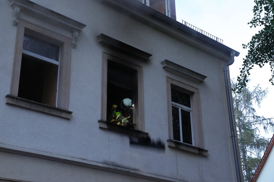 Im ersten Obergeschoss brannte es am frühen Morgen in einem Mehrfamilienhaus in der Bachstraße.