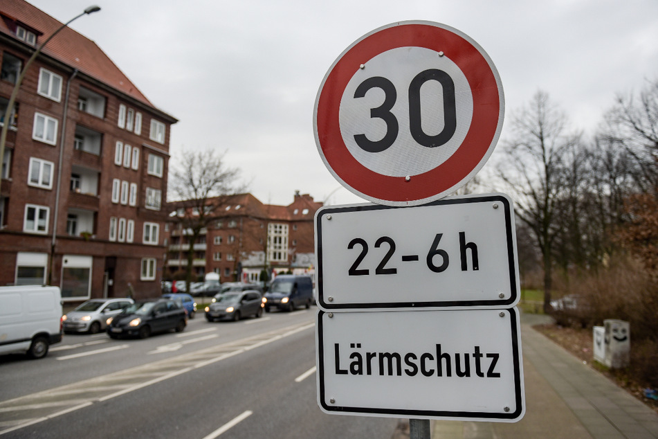 Anwohner von viel befahrenen Straßen wissen, was es heißt, unter Verkehrslärm zu leiden. (Symbolbild)