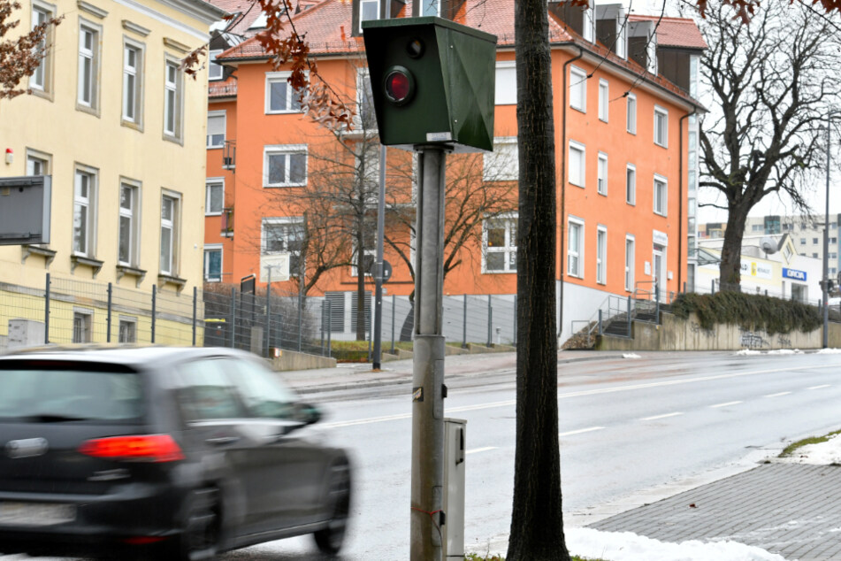 Der Blitzer in der Bergstraße in Dresden hat schon mehrere Fotos von zu schnell fahrenden Fahrzeugen geschossen.