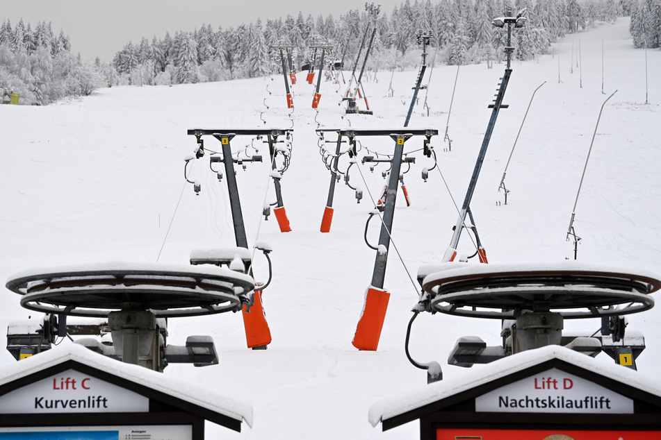 Die Skilifte am Fichtelberg stehen derzeit still. Der Winter hat das Erzgebirge fest in seiner Hand. Die traumhafte Winterlandschaft ist für viele Besucher dennoch nicht erreichbar. Im Freistaat gilt eine eingeschränkte Bewegungsfreiheit, die sich auf einen 15-Kilometer-Radius bezieht.