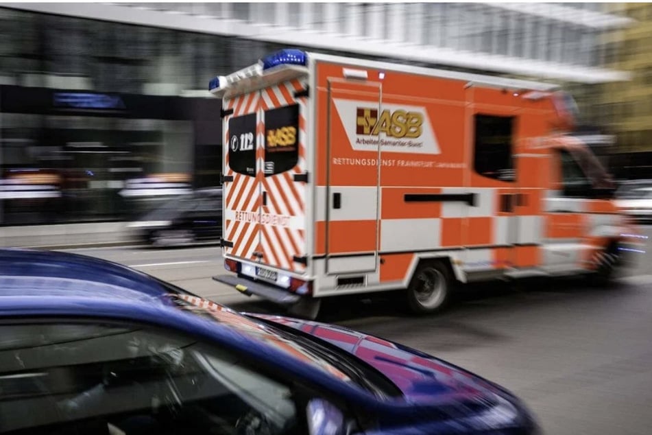 Schwerer Arbeitsunfall: Metallarbeiter stürzt durch Balkon in die Tiefe