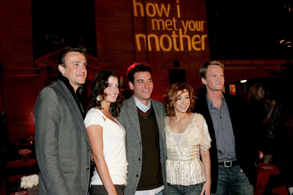 Der "How I Met Your Mother"-Cast 2005. Obwohl Jason Segel (43, l.) auf dem Höhepunkt seiner Karriere sich und seine Arbeit hinterfragte, fand er die richtige Balance und machte weiter.
