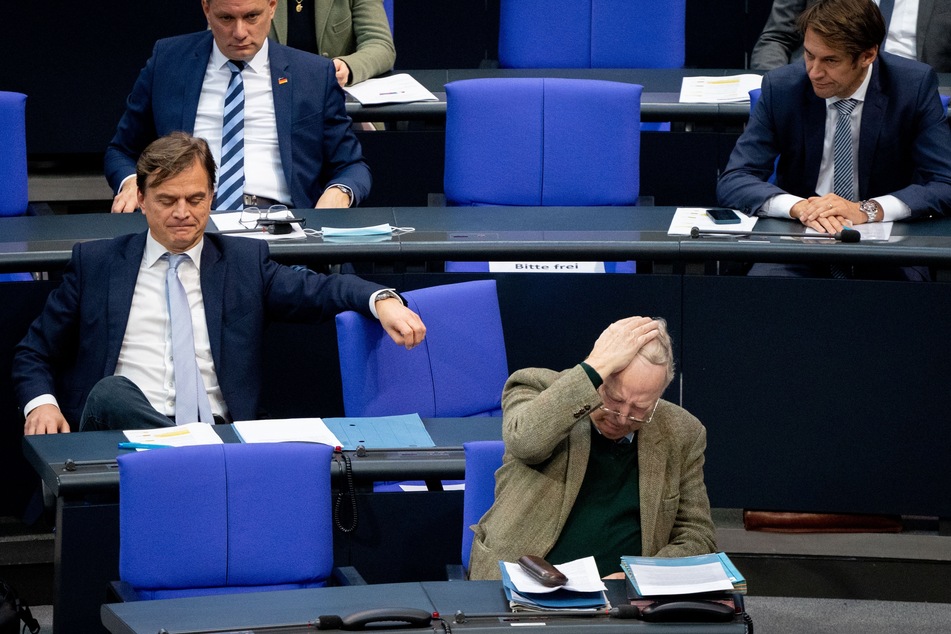 Alexander Gauland (vorne rechts), Fraktionsvorsitzender der AfD, und Bernd Baumann (l.), parlamentarischer Geschäftsführer der AfD-Bundestagsfraktion.