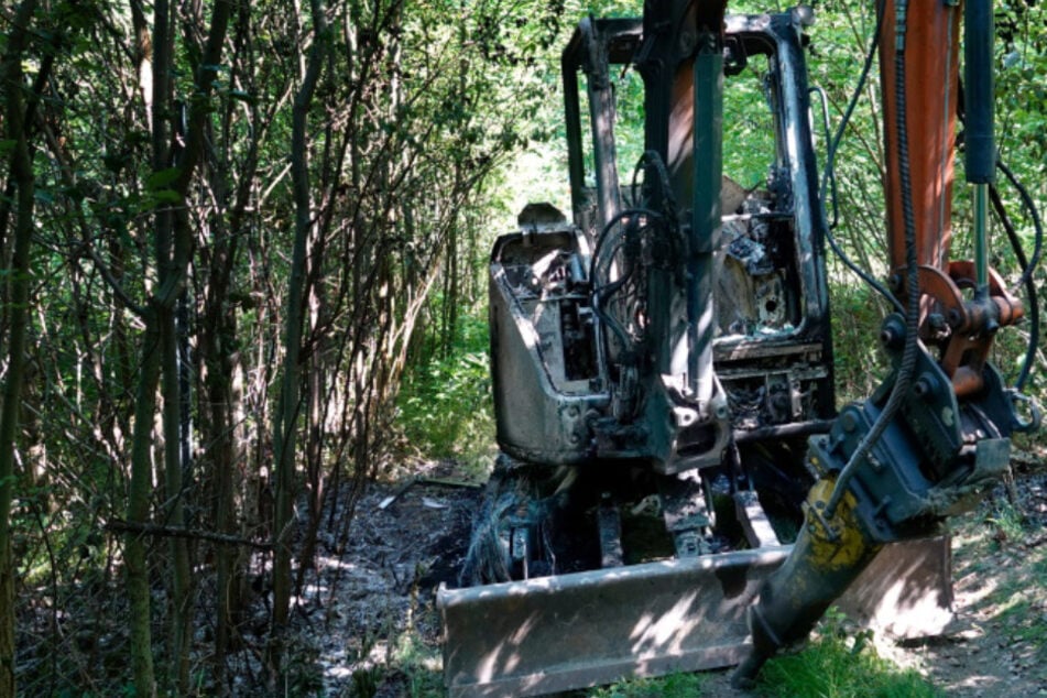 Chemnitz: Ausgebrannter Bagger in Chemnitzer Waldstück entdeckt