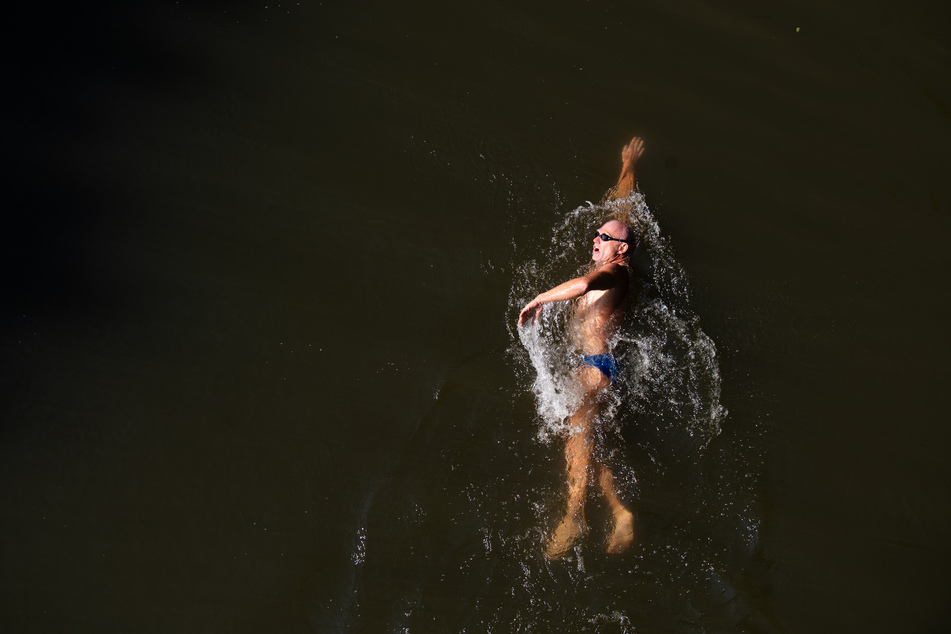 Der 59-Jährige wird auf seiner Tour auch durch die sächsische Landeshauptstadt schwimmen.