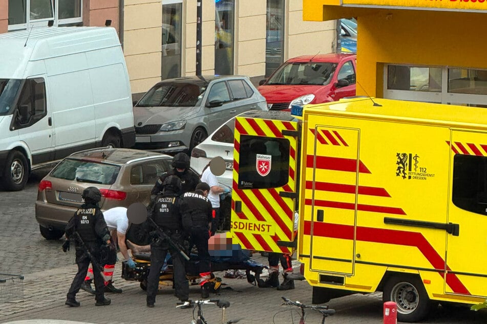 Der Verwundete wird vom Rettungsdienst abtransportiert.