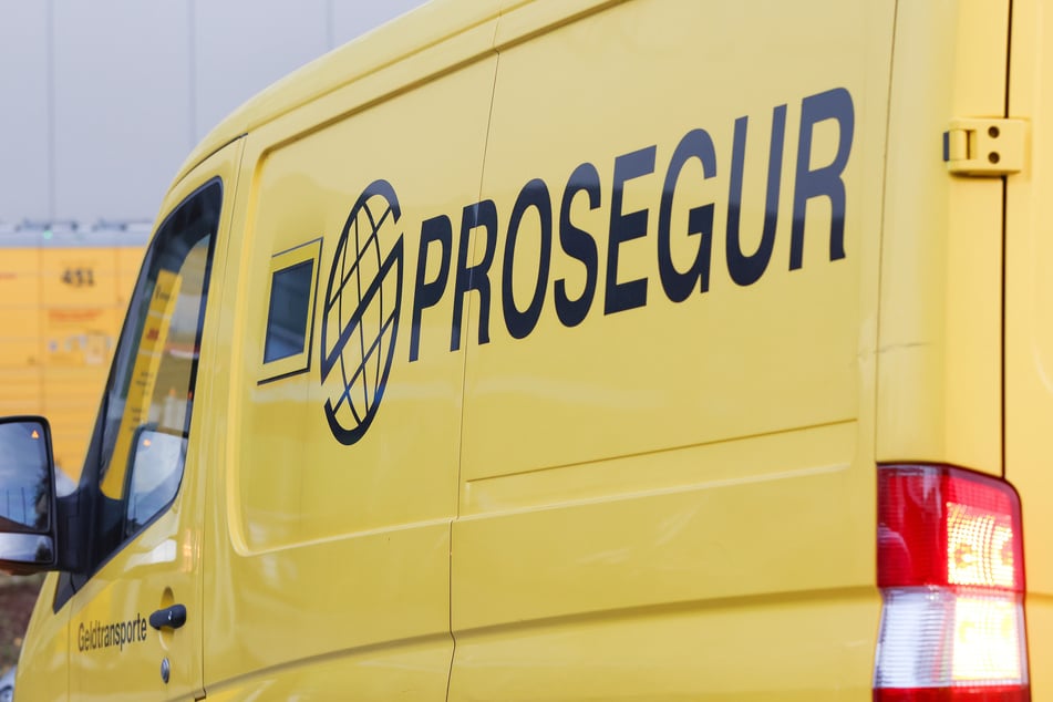 Überfall auf Geldtransporter: Brennenden Fluchtwagen entdeckt?