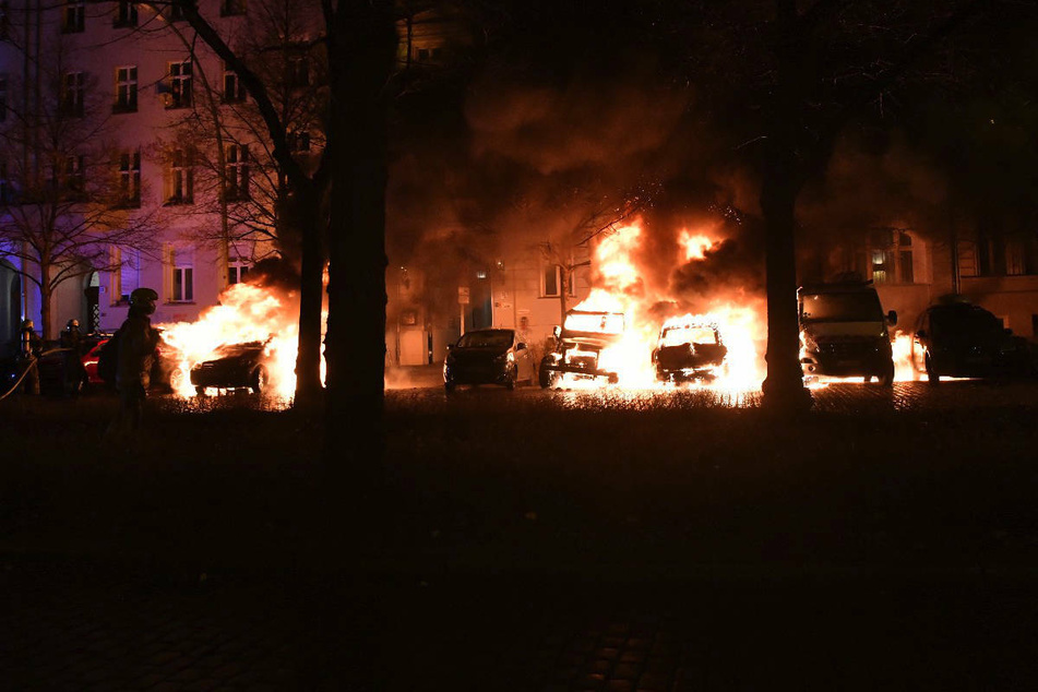 In der Nacht zu Dienstag brannten mehrere Autos in der Metzer Straße im Berliner Stadtteil Prenzlauer Berg.
