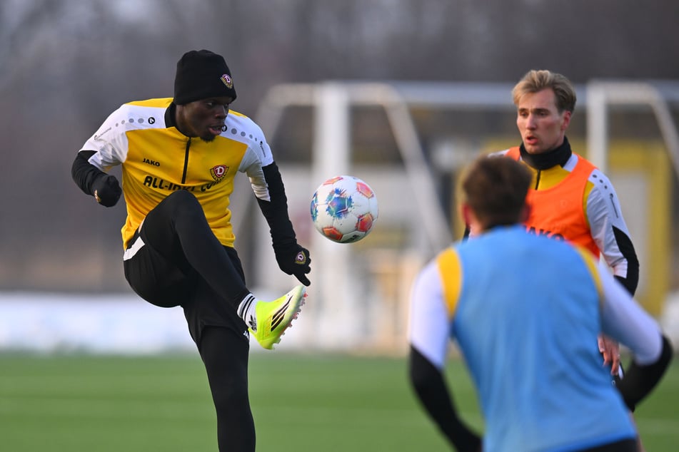 Kofi Amoako (20, l.) denkt nicht mehr an einen Wechsel. Sein Fokus ist der Klassenerhalt mit Dynamo.