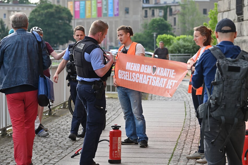 Die Polizei hatte die Aktivisten der "Letzten Generation" nach dem Farbanschlag in Gewahrsam genommen.