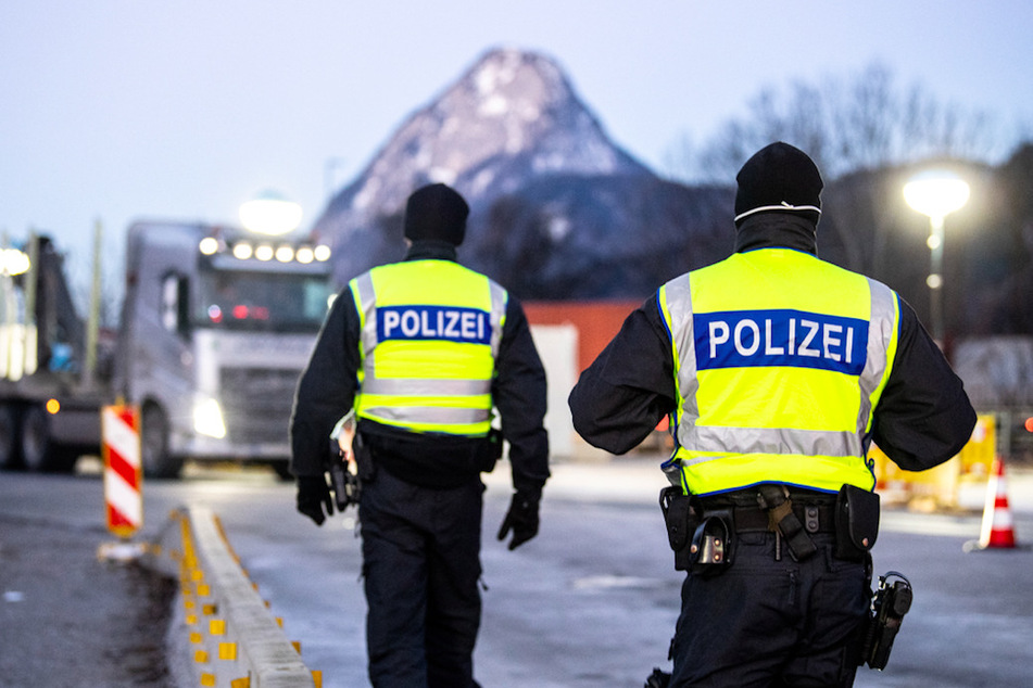 Polizisten stoppten an der deutsch-österreichischen Grenze ist ein Krankentransport. (Symbolbild)