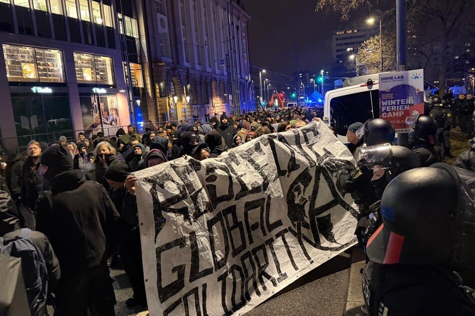 Demonstranten laufen über den Dr.-Külz-Ring zum Altmarkt.
