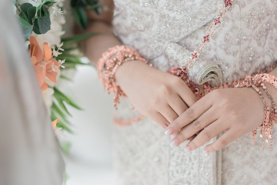 In Thailand tragen Frauen zu ihrer Hochzeit oft hochwertige Seidentücher mit diversen Perlen und Pailletten. (Symbolfoto)