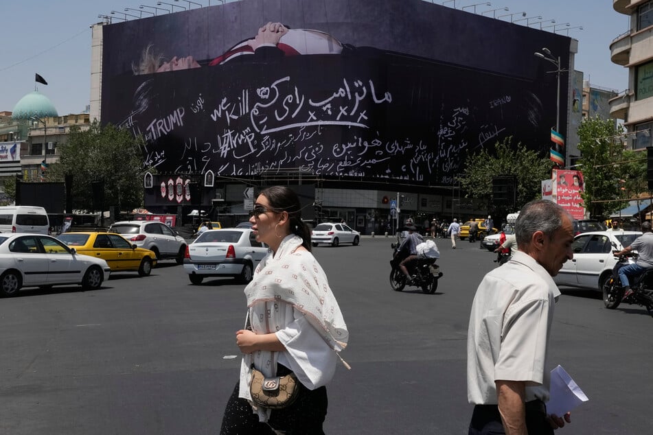 Ein Plakat in Teheran zeigt Trump im Sarg und fordert Vergeltung.
