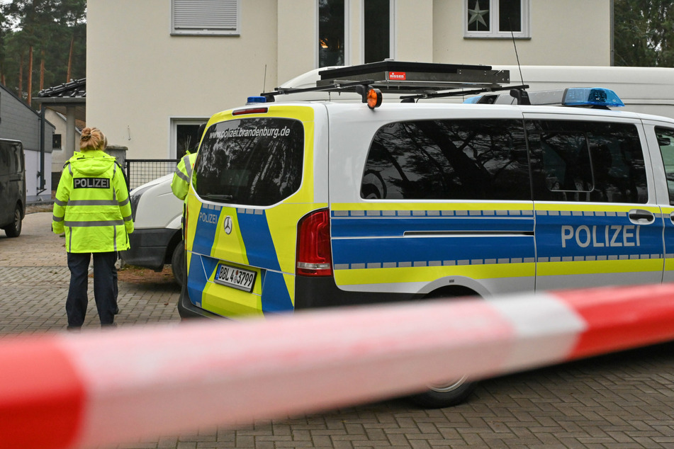Die Polizei sperrte das Einfamilienhaus in Senzig, einem Ortsteil der Stadt Königs Wusterhausen im Landkreis Dahme-Spreewald, ab.