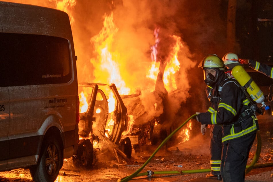 In Hamburg-Mümmelmannsberg sind ein Smart und ein Kleinbus ausgebrannt.