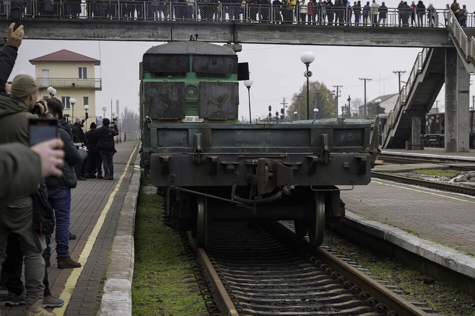Der Zug, der aus der Hauptstadt Kiew kommt, wird frenetisch begrüßt.
