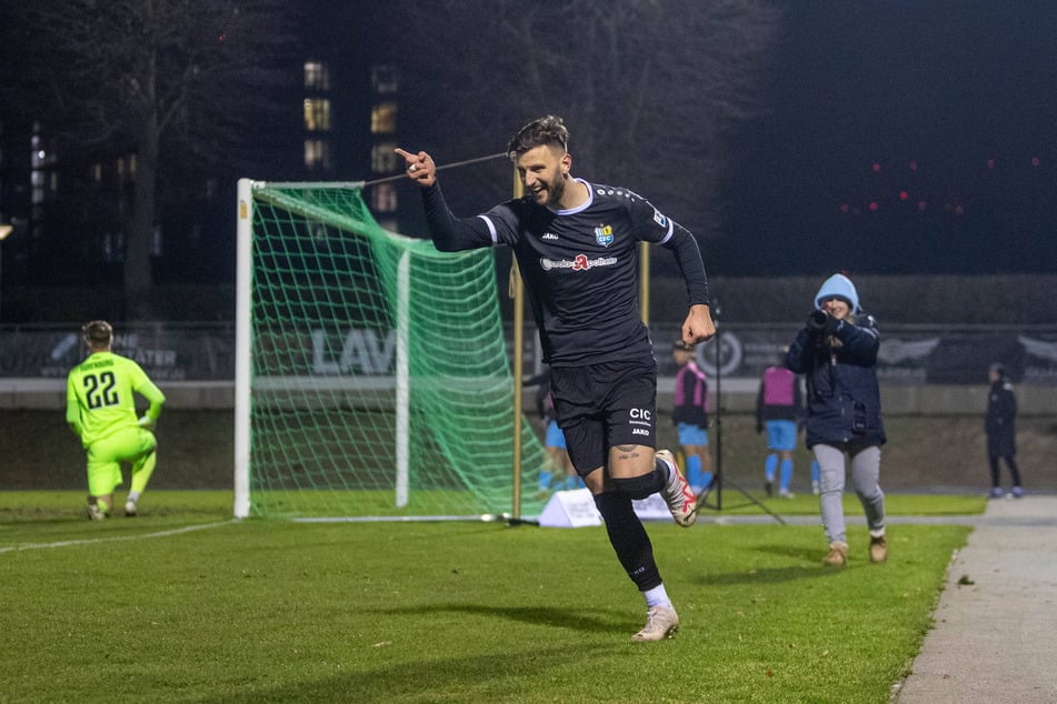 Dejan Bozic (32) jubelte. Mit seinem Tor zum 1:0 brachte er Chemnitz in Berlin auf den Weg.