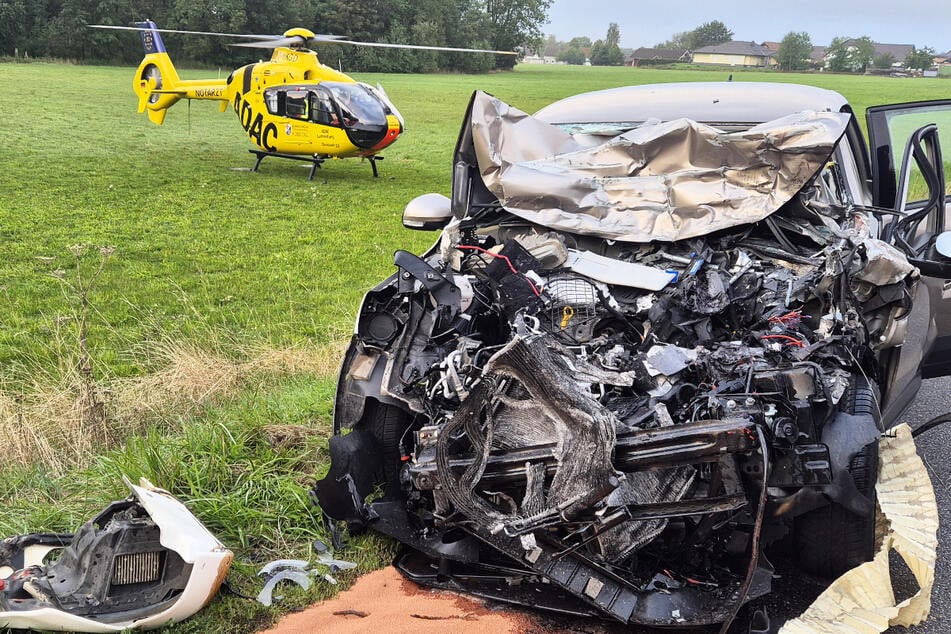 Frontal-Crash mit Lastwagen: Autofahrer per Hubschrauber in Klinik geflogen