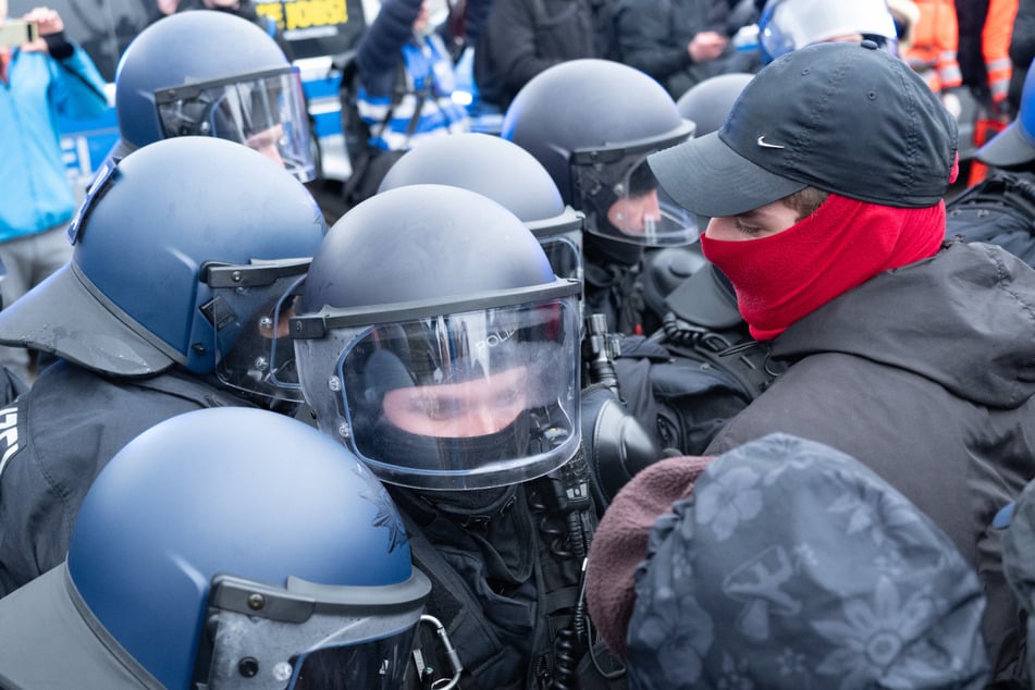 Dresden: Demos in Dresden: "Neonazis den Weg freigeprügelt" - Aktivisten kritisieren Polizei
