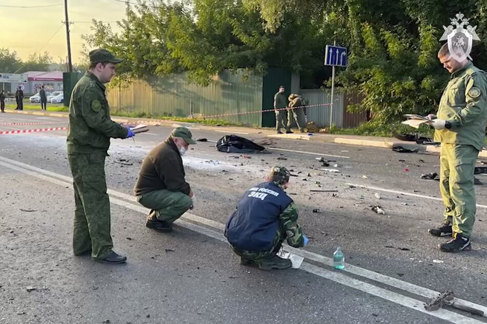 Ermittler arbeiten am Ort der Explosion eines von Daria Dugina gefahrenen Autos außerhalb von Moskau. Bei dem mutmaßlichen Mordanschlag ist nach Angaben russischer Ermittler die Tochter des rechtsnationalistischen Ideologen Alexander Dugin getötet worden.