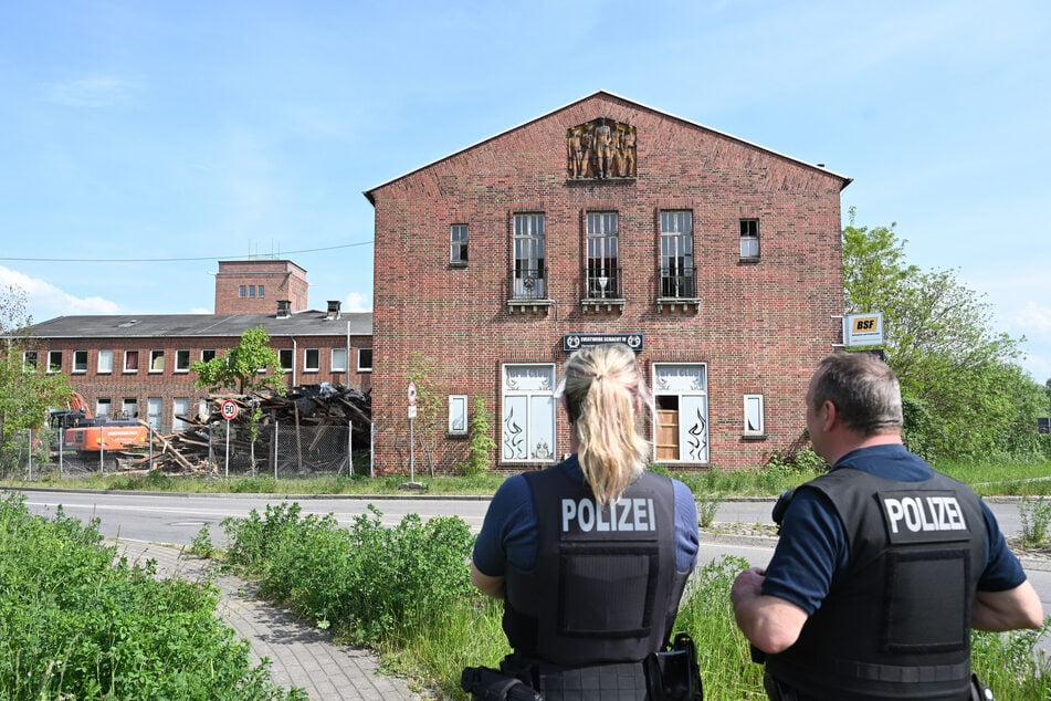Polizisten begleiteten in Mülsen die Abbruchaktion am Sonntag.