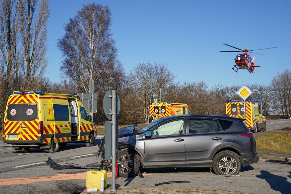Ein Rettungshubschrauber rückte an.