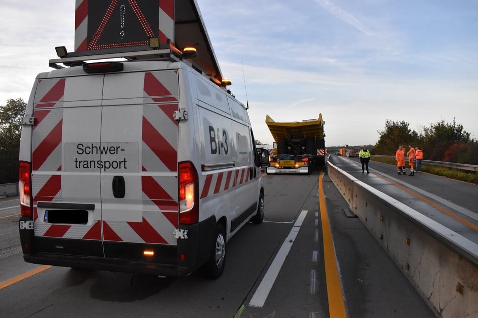 Ein Schwerlasttransporter steckte auf der A14 bei Magdeburg fest.