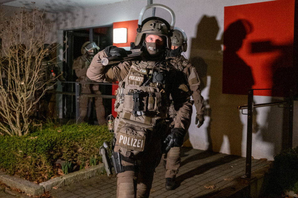 Schwer bewaffnete Einsatzkräfte des SEK stürmten am Mittwochabend eine Wohnung in Hamburg-Barmbek und nahmen einen verurteilten 65-Jährigen fest.