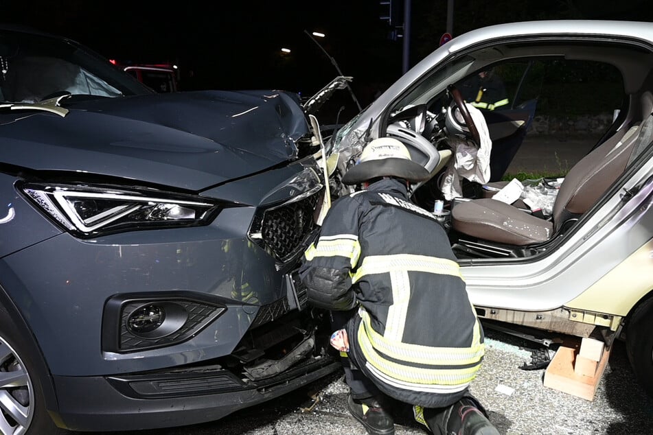Heftiger Frontalcrash in Hamburg: Eine Person in Auto eingeklemmt
