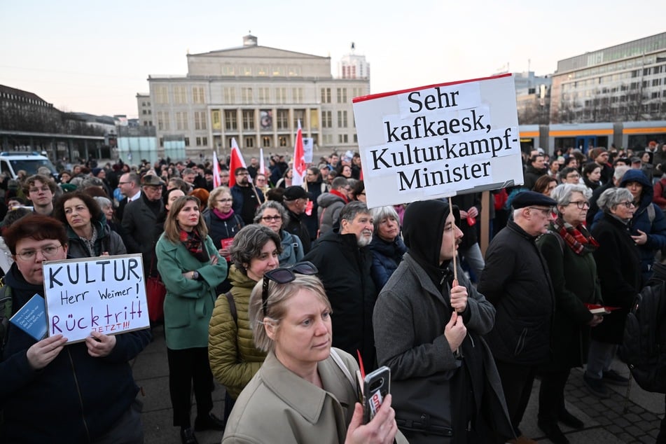 Mit prominenter Unterstützerin: Hunderte Menschen protestieren vor Buchmesse-Festakt gegen Weimer