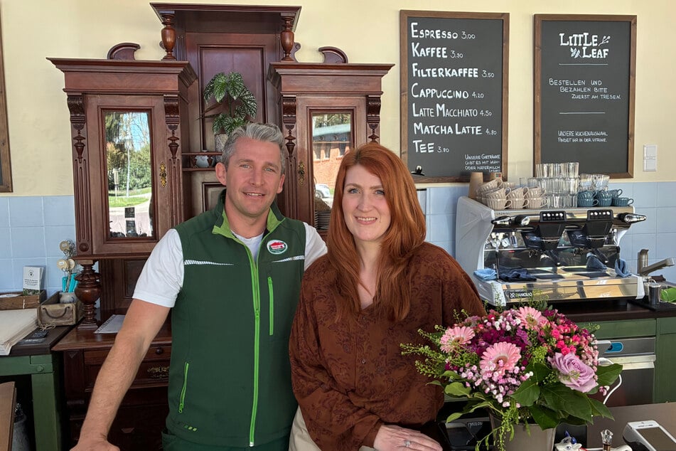 Friedhofsgärtnermeister Martin Cziborra (41) und Caféleiterin Maria West (38) haben auf dem Magdeburger Westfriedhof das Blumencafé "Little Leaf" eröffnet.
