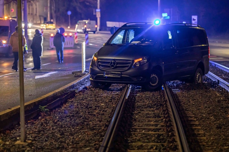 Am Dienstagmorgen fuhr ein Transporter auf ein Gleisbett in Plauen und musste abgeschleppt werden.