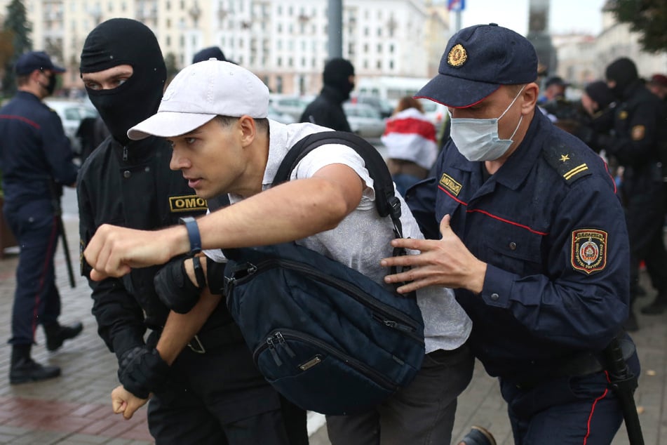 Polizisten halten einen Studenten während einer Demonstration am 1. September in Minsk fest.