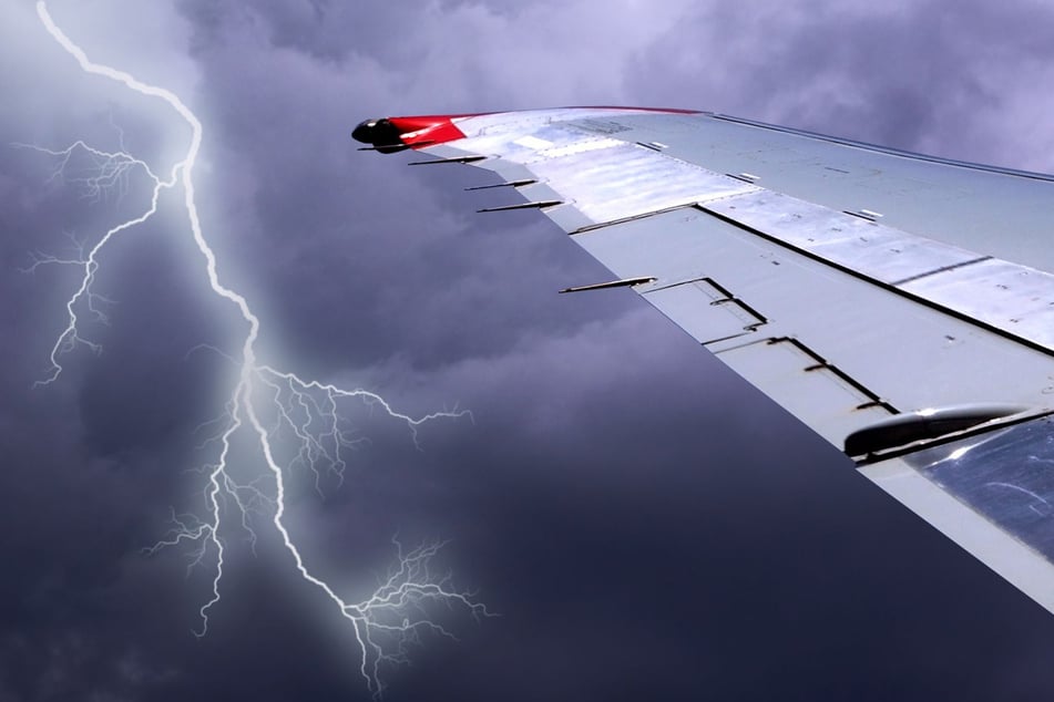 Lightning strikes plane with passengers onboard in electrifying video