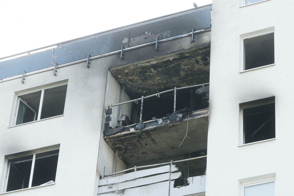 Meerbusch: Das Mehrfamilienhaus, in dem einem Brand ausgebrochen war. Bei den Löscharbeiten hat die Feuerwehr einen leblosen Menschen gefunden.