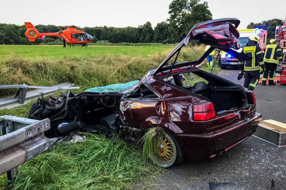 Unfall A66: Autofahrer unter Schutzplanke eingeklemmt und schwer verletzt: Rettungshubschrauber im Einsatz