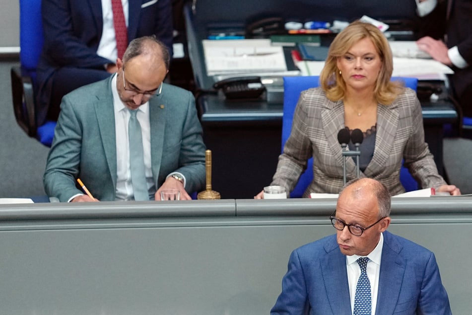 Laute Zwischenrufe bei Merz-Rede: Bundestagspräsidentin muss eingreifen