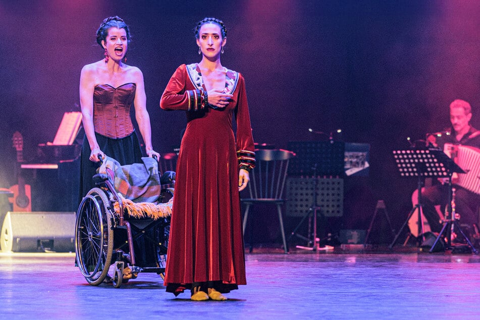 Die Show beleuchtet das einzigartige Leben der Frida Kahlo in all seinen Facetten.