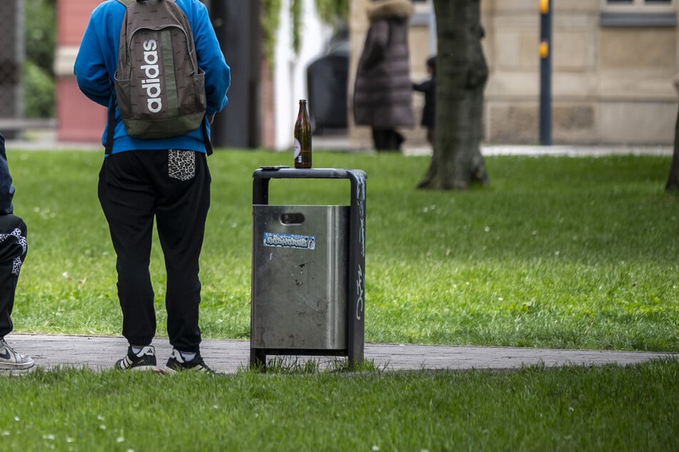 Das Alkoholverbot soll auch verhindern, dass sich leere Flaschen an den Mülleimern sammeln.