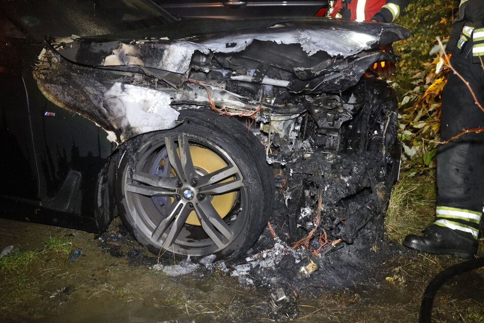 Der BMW brannte im Frontbereich komplett aus.